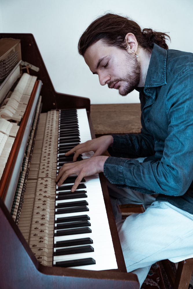 davide valeri intento a suonare il pianoforte