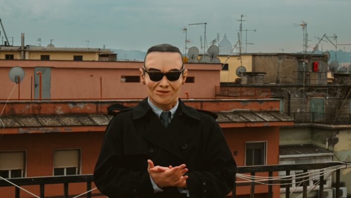 elio garrello travestito da pupazzo in primo piano
