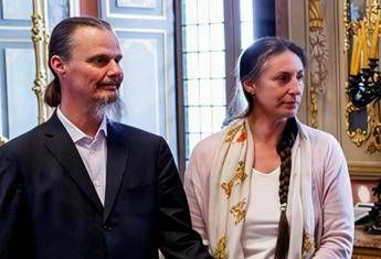 Famiglia nel bosco, dopo mesi Catherine riabbraccia i figli: un incontro a settimana in struttura protetta