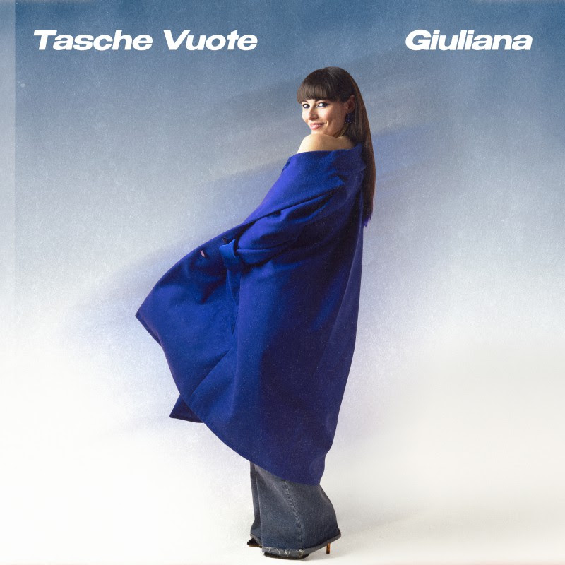 giuliana indossa un soprabito blu, nella copertina del nuovo singolo
