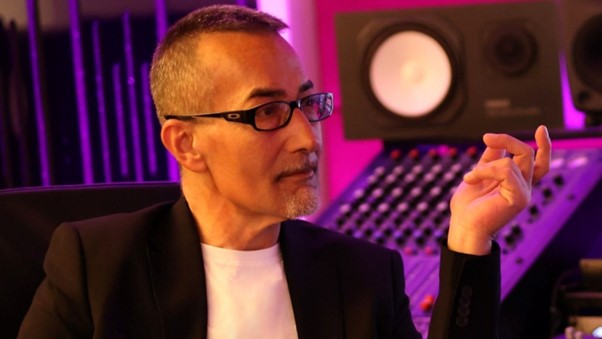 leopoldo rossano in primo piano nel suo studio di registrazione