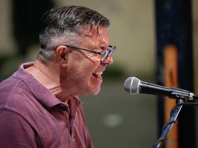 Mauro Fuggetta Ti scrivo e ti cerco amico mio è il nuovo singolo - Zetatielle Magazine mauro fuggetta durante un concerto