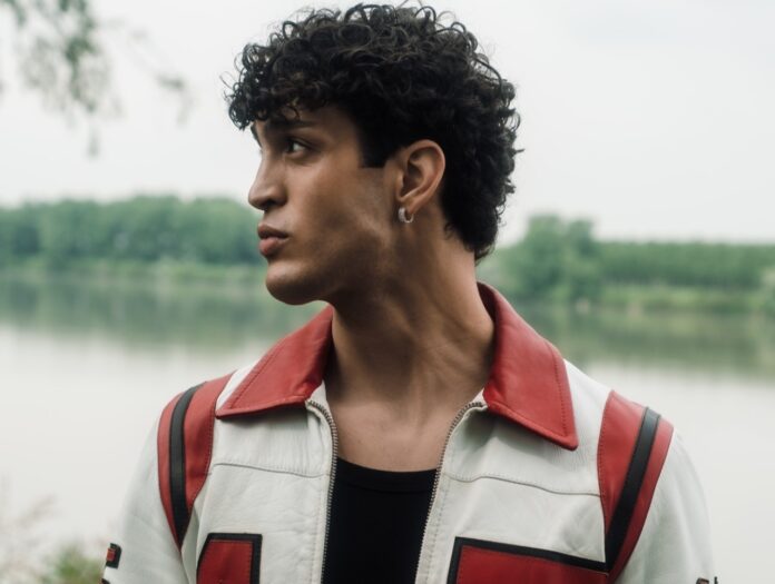 Mida, Un bel casino è il nuovo singolo - Zetatielle Magazine - MIDA_Un Bel Casino_Foto mida - un bel casino - il rapper in primo piano, di profilo, indossa un giubbotto di pelle bianco e rosso