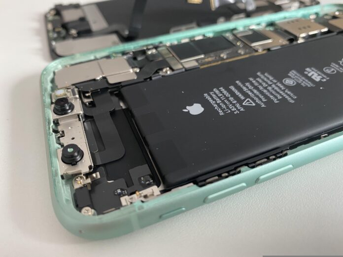 Obbligo di Batterie rimovibili per smartphone Facciamo chiarezza - nella foto un telefonino aperto con la batteria in vista e in coperchio affianco