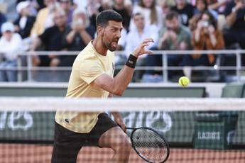 Roland Garros, Djokovic batte Mpetshi Perricard e va al secondo turno