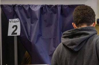 Sondaggio politico: Fratelli d’Italia in calo, Pd sale, cresce l’astensione