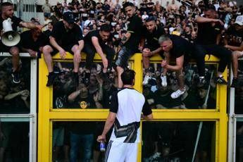 Torino-Juventus inizia con un’ora di ritardo. Gli scontri e la richiesta dei tifosi bianconeri: “Non giocate”