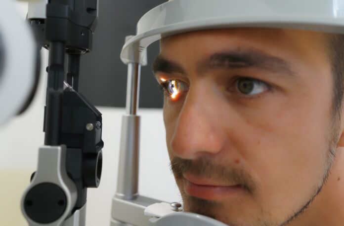 Visite oculistiche e le liste di attesa quando è urgente - zetatielle magazine - newarta-eye-test-5028103 (1) Visite oculistiche - in pirmo piano il volto di