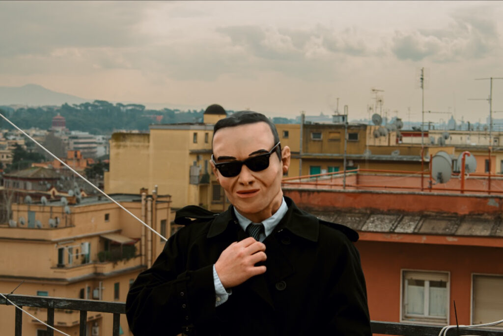 wanna marchi - elio garrello in primo piano, indossa una maschera dalle fattezze umane