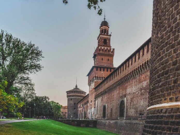 Il Castello Sforzesco di Milano con mura antiche e al centro una torre a punta