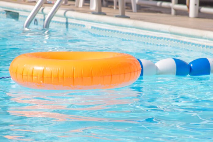 Annegamenti in piscina non basta fare attenzione - zetatielle magazine - corriemiracle-pool-2452731 Annegamenti in piscina - nella foto un salvagente arancione galleggia sull'acqua di una piscina