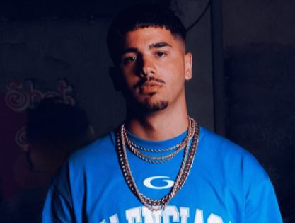 Bandito Dipinto unisce Napoli e sonorità internazionali nel nuovo singolo - Zetatielle Magazine bandito - dipinto in primo piano indossa una maglia azzurra