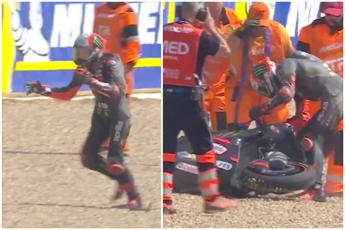 Bezzecchi, caduta e furia in gara Sprint: spinge un commissario, squalificato da Gp Repubblica Ceca