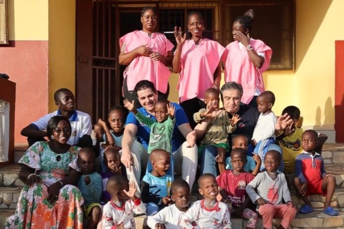 Cardiopatie congenite una voce per Padre Pio 2026 - zetatielle magazine - screenshot da video contenuto all'interno dell'articolo Cardiopatie congenite Padre Pio - nella foto un gruppo di bambini africani