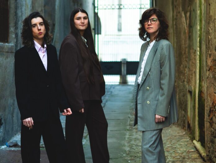 Celeste il nuovo singolo della band Viadellironia - Zetatielle Magazine - VIADELLIRONIA celeste - il trio femminile viadellironia in primo piano