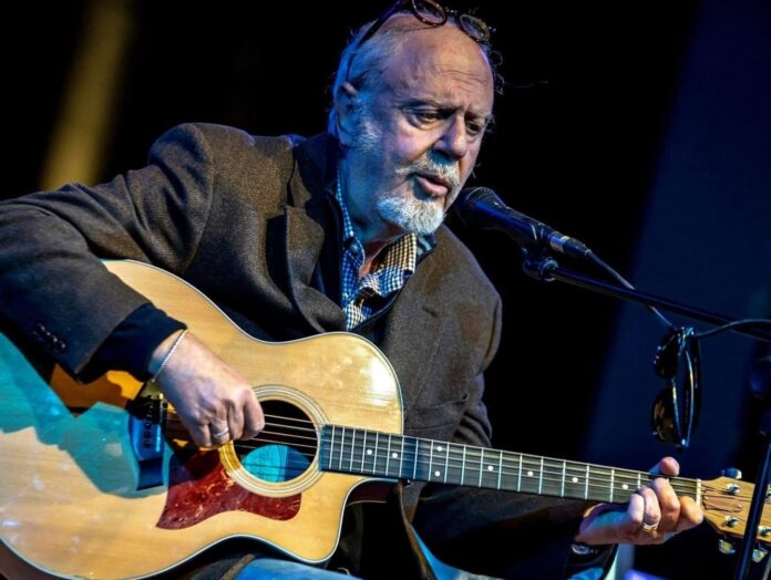 Chissà.., Ernesto Bassignano e il canto della speranza - Zetatielle Magazine - Ernesto Bassignano - CHISSA'... chissà - ernesto bassignabo con la chitarra durante un concerto