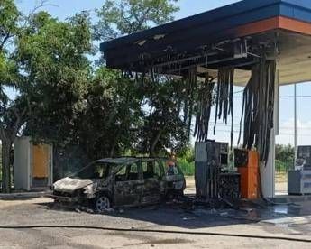 Cosenza, strage di migranti sulla Ss 106: 4 corpi carbonizzati in auto. Si segue la pista dell’omicidio