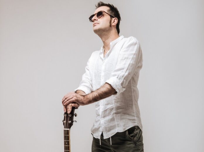Danilo Di Florio, Di mattina presto è il nuovo singolo - Zetatielle Magazine danilo di florio indossa una caamicia bianca ed è appoggiato al manico di una chitarra