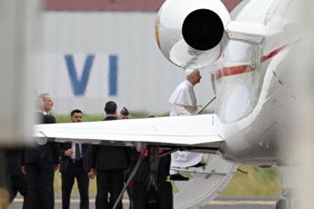 Leone XIV, problema tecnico sul volo di rientro: torna a Roma con l’aereo del re di Spagna