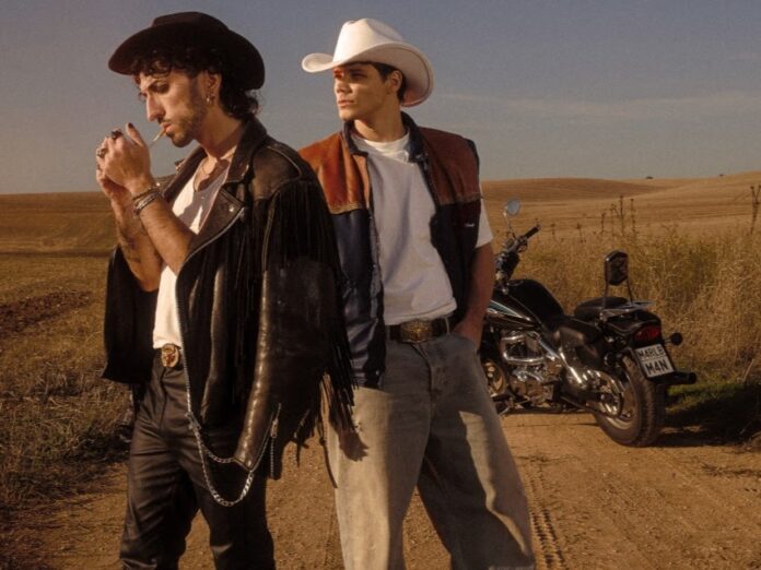 Marlboro Man il nuovo singolo di Morrison e My Neighbors Hate Me - Zetatielle Magazine marlboro man -- in primo piano Morrison-e-My-Neighbors-Hate-me vestiti da cowboy