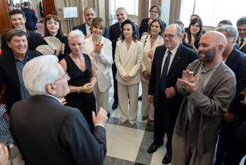 Mattarella saluta artisti e sportivi coinvolti nello spettacolo per gli 80 anni della Repubblica