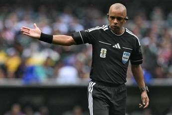 Mondiali, arbitro disastroso… in inglese: l’annuncio diventa un meme