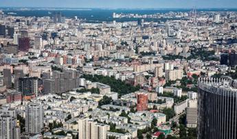 Mosca sotto attacco droni costretta a chiudere tutti gli aeroporti. Forze russe colpiscono tre mercantili diretti a Odessa