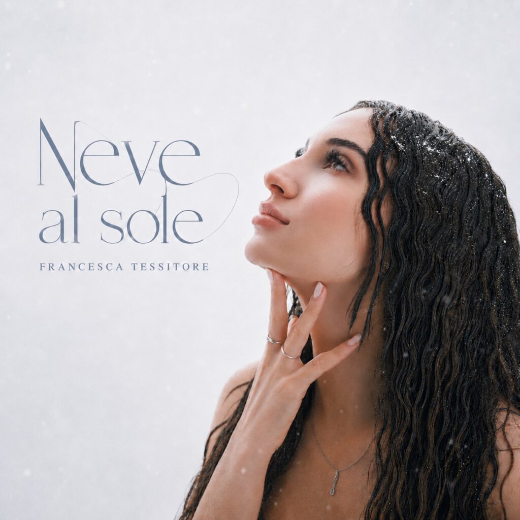 francesca tessitore in primo piano nella copertina del nuovo singolo intitolato neve al sole