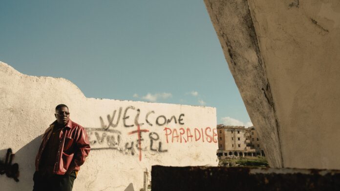 protagonista - ste in primo pian appoggiata a un muro con dei graffiti