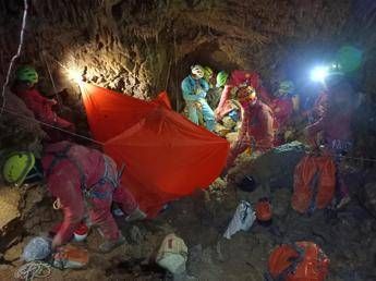 Salvo lo speleologo bloccato nella grotta in Piemonte, estratto dopo 12 ore
