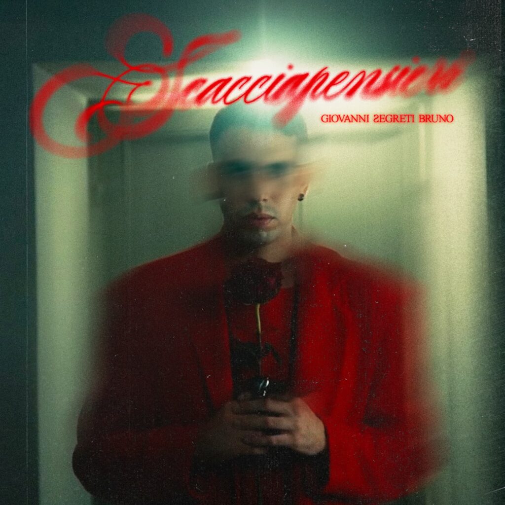 giovanni segreti bruno indossa una giacca rossa nella copertina del nuovo singolo scacciapensieri