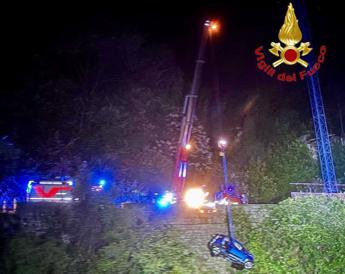 Scontro frontale, auto cade nel lago di Como: morto un uomo, grave una donna