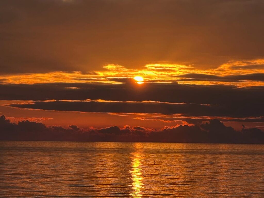 Pensare - un bellissimo tramonto sul mare con colori che sfumano dal giallo al ross