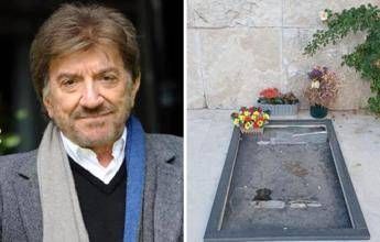 Sparisce la lapide di Gigi Proietti, denuncia di furto e poi il chiarimento: “Rimossa su richiesta della famiglia”
