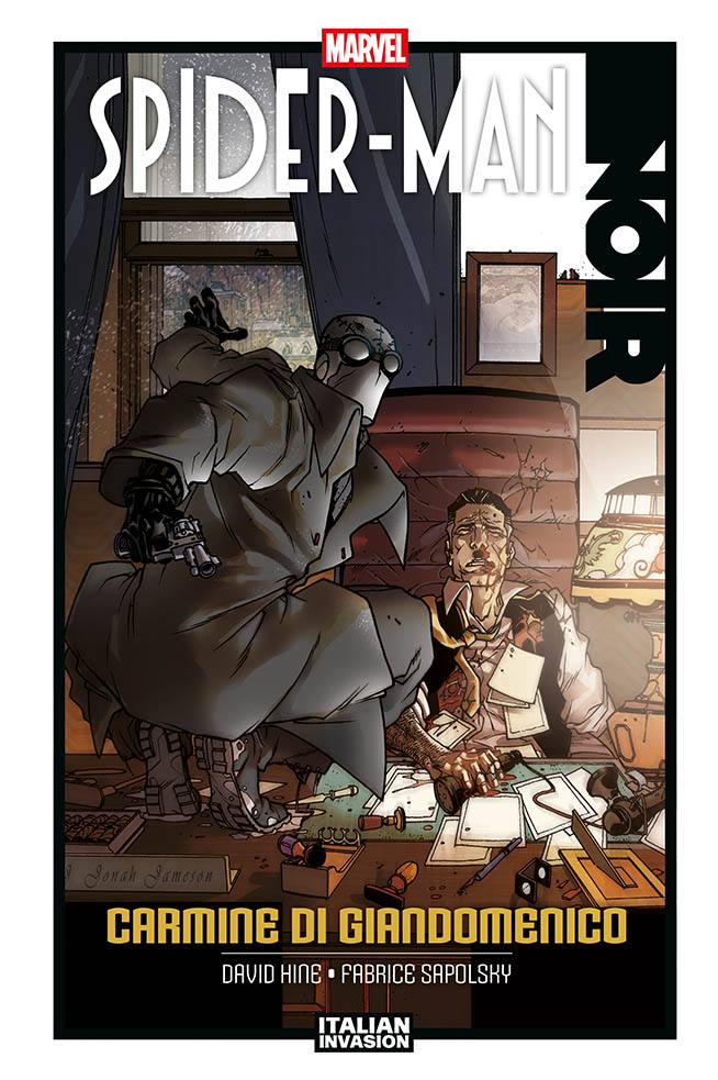 Spider Noir - la copertina del fumetto con una scena buia, una figura vestita di nero con maschera nera è inginocchiata sulla scrivania di un uomo che è visibilmente terrorizzato