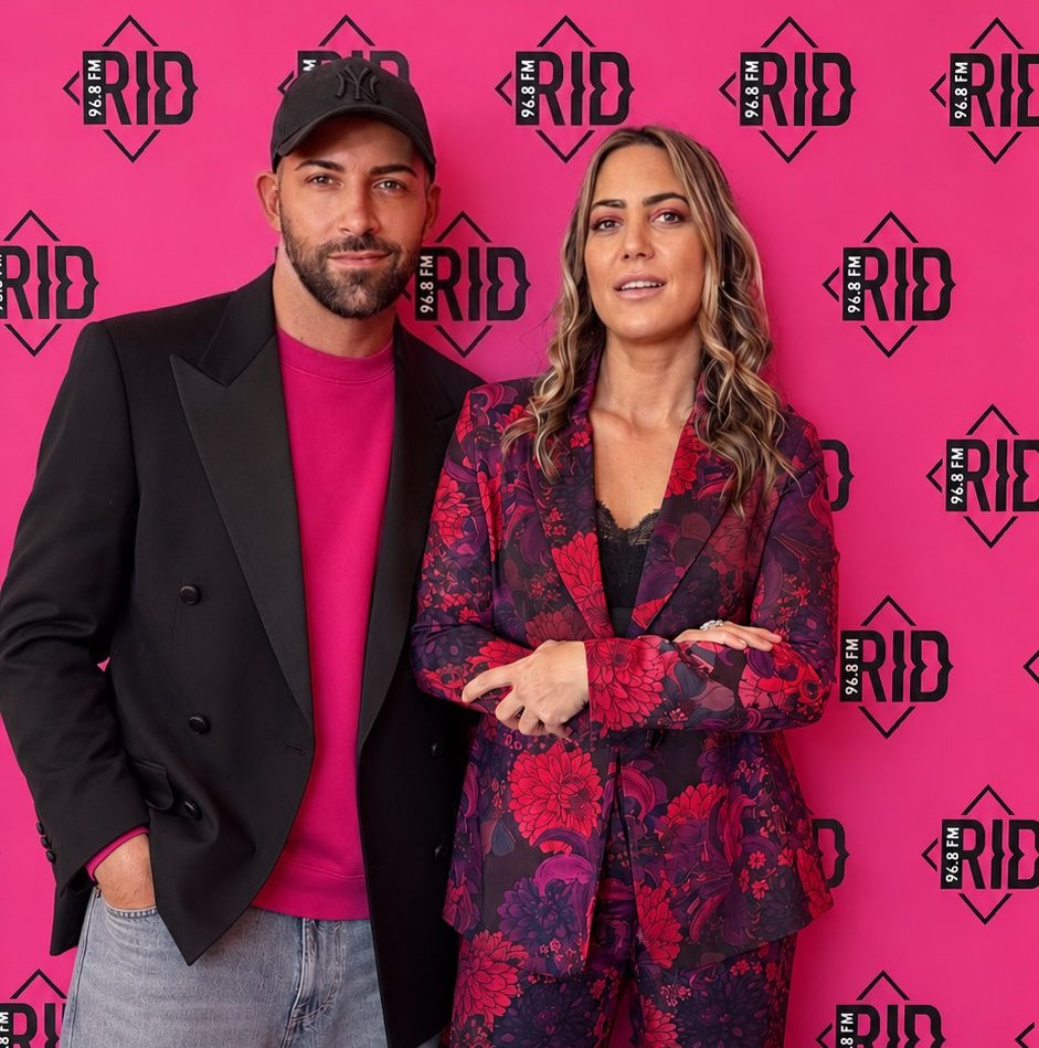 Michelle mARIE cASTIELLO E aNGELO rIFINO, LEI HA LUNGHI CAPELLI BIONDI, E INDOSSA UNA GIACCA ROSSA A FIORI NERI, LUI INDOSSA UNA TSHIRT ROSA E GIACCA NERA CON CAPPELLINO