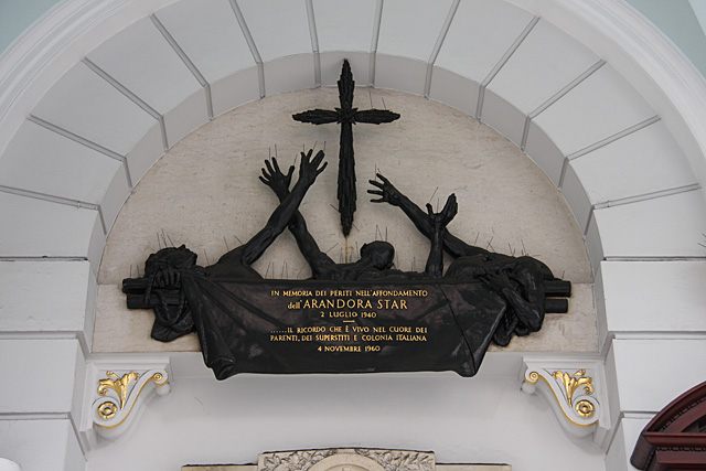 Associazione Nazionale Arandora Star adesso Giornata del ricordo - Zetatielle Magazine - Remembrance_for_the_Drowned_-_geograph.org.uk_-_679587 Bassorilievo commemorativo in bronzo della tragedia dell'Arandora Star. Le braccia di tre uomini che annegano si tendono verso una croce che li sovrasta.