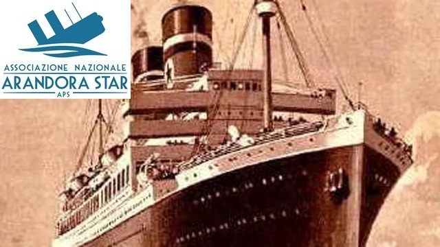 Nave vista da prua, disegnata in color seppia, con il logo bianco e azzurro dell'Associazione Nazionale Arandora Star nell'angolo sinistro, in alto.
