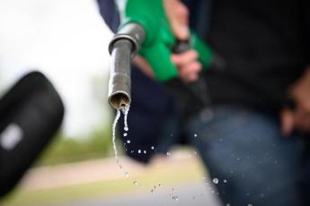 Carburanti, prezzi ancora in salita: benzina a 2,015 euro al litro