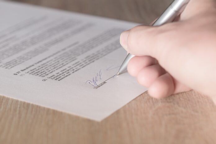 Contratti energia rifiutati maxi multa per Hera e EastEnergy - zetatielle magazine - andibreit-contract-1464917