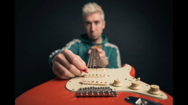 Dani Galenda un producer tra cinema e Hollywood - Zetatielle Magazine - Immagine5 dani galenda sullo sfondo, in primo piano una chitarra elettrica rossa