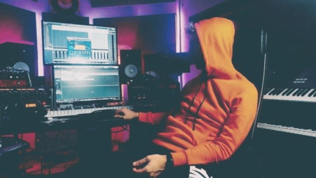 dani galenda nel suo studio di registrazione, indossa una felpa arancione