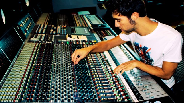 nella foto un mega mixer audio
