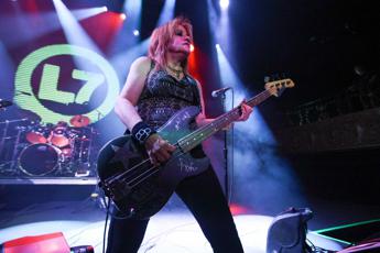E’ morta Jennifer Finch, la bassista delle L7 aveva 59 anni