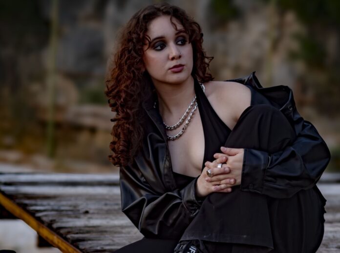 esmeralda in primo piano, vestita di nero