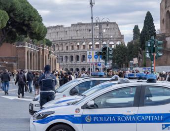 Fuochi d’artificio al Colosseo, agenti aggrediti: un arresto e una denuncia