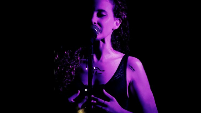 Giorgia Bazzanti la voce che incanta tra mistero e modernità - Zetatielle Magazine - Immagine1 giorgia bazzanti in primo piano durante uno spettacolo