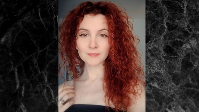 giorgia bazzanti in primo piano, ha i capelli rossi e ricci