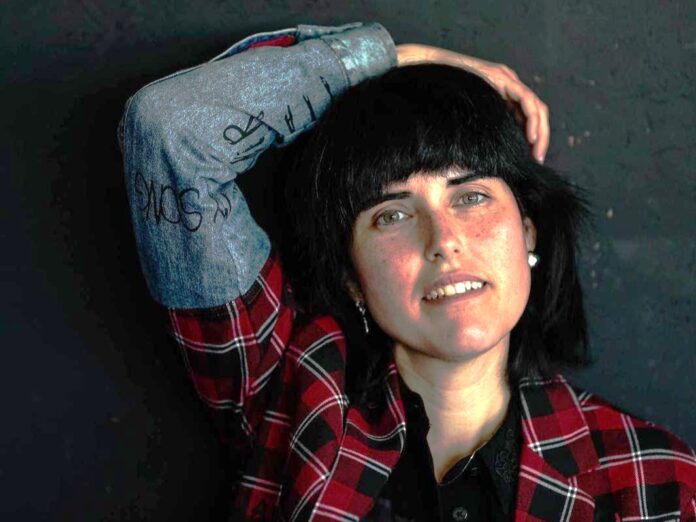 Giulia Vestri fuori il nuovo album E non è tardi - Zetatielle Magazine giulia vestri in primo piano indossa una camicia a quadrettoni rossi
