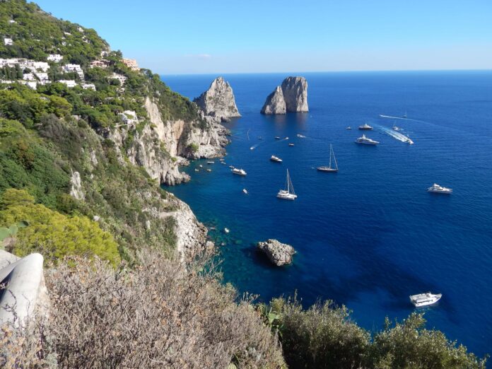 Grand Tour Festival ultima tappa a Capri - una veduta dall'alto dei faraglioni di capri e del mare